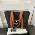 Grand sac cabas matelassé noir en duvet avec bandoulières brunes et boucle dorée - Noir