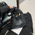 Borsa a spalla nera con borchie e occhielli dorati in stile punk alla moda - Nero