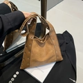 Borsa sottobraccio in pelle scamosciata marrone con occhielli argentati e tracolla - Marrone