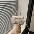 Chique witte mini schoudertas met strik en kant voor een elegante zomerse uitstraling - Wit