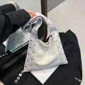 Borsa sottospalla bianco crema con borchie metalliche e stile biker alla moda - Bianco