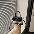 Mini zwarte leren crossbodytas met witte kantafwerking en een decoratieve strik - Zwart