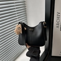 Sac bandoulière noir en demi-lune avec étiquette mode et pendentif ours en peluche - Noir Avec Pendentif Étoile