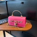 Bolso rosa fucsia con relieve de cocodrilo, asa dorada y correa de cadena de metal - Rosa Rojo