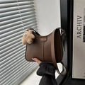 Sac sous le bras marron foncé pour femme avec patch mode et breloque ours peluche - Café Avec Pendentif Étoile