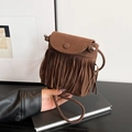 Braune Fransen Umhängetasche im Boho-Stil mit Wildleder-Textur und Metallakzenten - Braun