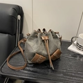Sac seau en toile et cuir marron gris-vert avec cordon de serrage et bandoulière longue - Noir