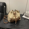 Sac seau en toile beige avec bordures en cuir marron et poches à œillets - Blanc