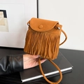 Schicke Fransen-Eimertasche in ockerbraunem Wildleder mit Magnetklappe und Riemen - Braun