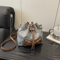 Sac seau en denim bleu avec détails en cuir marron et fine bandoulière réglable - Bleu