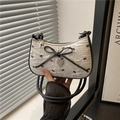 Borsa sottobraccio bianca a pieghe con motivi a fiocco nero e pendente a cuore argento - Bianco