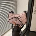 Borsa rosa e nera con motivo a fiocco, tessuto plissettato e ciondolo a cuore - Rosa