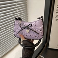 Borsa a spalla mezzaluna viola chiaro con fiocchi neri e ciondolo a cuore - Viola