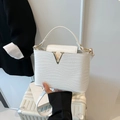 Elegante bolso de mano en cuero blanco con hebilla en V dorada y textura de lichi - Blanco