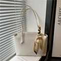Elegante borsa tote crema effetto coccodrillo con spalline sottili e foulard floreale decorativo - Bianco