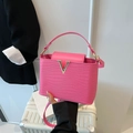 Bolso de mano magenta con textura de lichi, cierre en V de metal y correa ajustable - Rosa oscuro