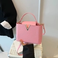 Sac à main tissé rose avec logo V doré et bandoulière réglable amovible - Rose Clair