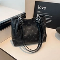 Borsa tote nera con motivo litchi, stampa LNBOE e spallacci a catena color argento - Nero