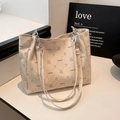 Borsa tote beige in ecopelle con stampa vintage e dettaglio catena argento - Bianco
