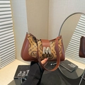 Borsa sottobraccio vintage con motivo a M marrone e fibbia metallica argentata lucida - Marrone
