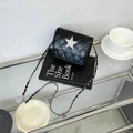 Mini borsa a tracolla nera trapuntata con stella glitterata e catena in metallo - Nero