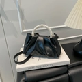 Bolso nube fruncido negro con asa de perlas blancas y correa de hombro ajustable - Negro