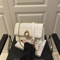 Bolso bandolera acolchado blanco con cierre en U dorado y elegante correa de cadena - Blanco
