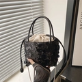 Modische schwarze Pailletten-Beuteltasche mit Kordelzug und feinem Kettenriemen - Schwarz