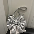 Bolso tote plateado metalizado con un gran lazo decorativo y correas dobles para el hombro - Plateado