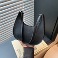 Borsa a spalla a mezzaluna nera minimalista con trama litchi e fibbie in metallo - Nero
