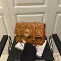 Sac bandoulière matelassé marron avec chaîne dorée et fermoir arqué élégant - Marron