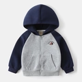 Detail der Kinderkapuzenjacke mit Cartoon-Hunde-Stickerei und Color-Block-Design - 90cm / Grau Color-Block