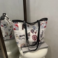 Borsa tote bianca a tema Hong Kong con stampe a fumetti e manici neri su sgabello - Nero