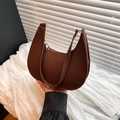 Borsa a tracolla a mezzaluna marrone scuro con texture litchi e zip metallica argento - caffè
