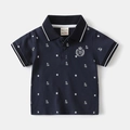 Dettaglio della polo in cotone blu navy con stampe a stelle ed emblema ricamato - Blu navy / 90cm