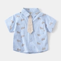 Dettaglio camicia celeste a maniche corte con stampa pony e cravatta beige decorativa - Blu / 90cm