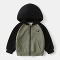 Detail von Hundestickerei und Text auf olivschwarz melierter Kapuzenjacke - 90cm / Armeegrün Color Block