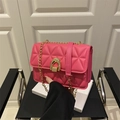 Bolso de hombro acolchado en rosa brillante con un cierre giratorio dorado de herradura - Rosa