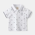 Dettaglio polo per neonato con stampe di stelle e barche a vela e stemma ricamato - Bianco / 90cm