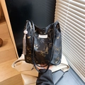 Elegante borsa a spalla nera con ricami a farfalla dorata e dettaglio nappa grigia - Il prezzo include il ciondolo / Nero
