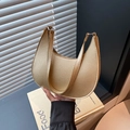 Borsa a tracolla a mezzaluna beige champagne con grana litchi e anelli in metallo - Oro