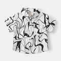 Dettaglio camicia a maniche corte da bambino con motivi neri e tasca sul petto - 90cm / Motivo bianco e nero