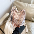 Borsa a secchiello in tela bianca con ricami a farfalla rosa e nappa elegante - Il prezzo include il ciondolo / Rosa