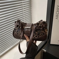 Schultertasche mit Leopardenmuster, braunem Lederbesatz und silbernen Metallschnallen - Leopard Kaffee