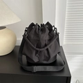Vielseitiger schwarzer Beutel-Rucksack mit Kordelzug und verstellbarem Schultergurt - Schwarz