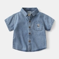 Detail van korte mouw denim shirt voor jongens met blauwe berenborduursel en knopen - 90cm / Blauwe Denim Textuur
