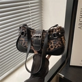 Modische Leopard-Unterarmtasche mit schwarzem Lederbesatz und silberner Metallschnalle - Leopardenmuster Schwarz