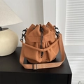 Schicke braune Nylon-Beuteltasche mit verstellbarem Schultergurt für Damen - Braun