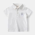 Detail eines weißen Poloshirts aus Baumwolle mit blauer Stickerei und Kragendetails - 90cm / Weiß