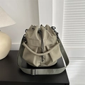 Minimalistische olivgrüne Beuteltasche mit Kordelzug und dickem gepolstertem Griff - Grün